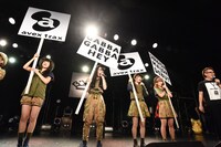 エイベックスからのメジャーデビューを発表するBiSH。