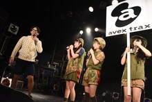 エイベックスからのメジャーデビューを発表するBiSHと渡辺淳之介。左から渡辺、セントチヒロ・チッチ、モモコグミカンパニー、アイナ・ジ・エンド。