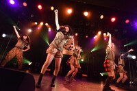 BiSH「IDOL is SHiT」東京・LIQUIDROOM公演のアンコールの様子。