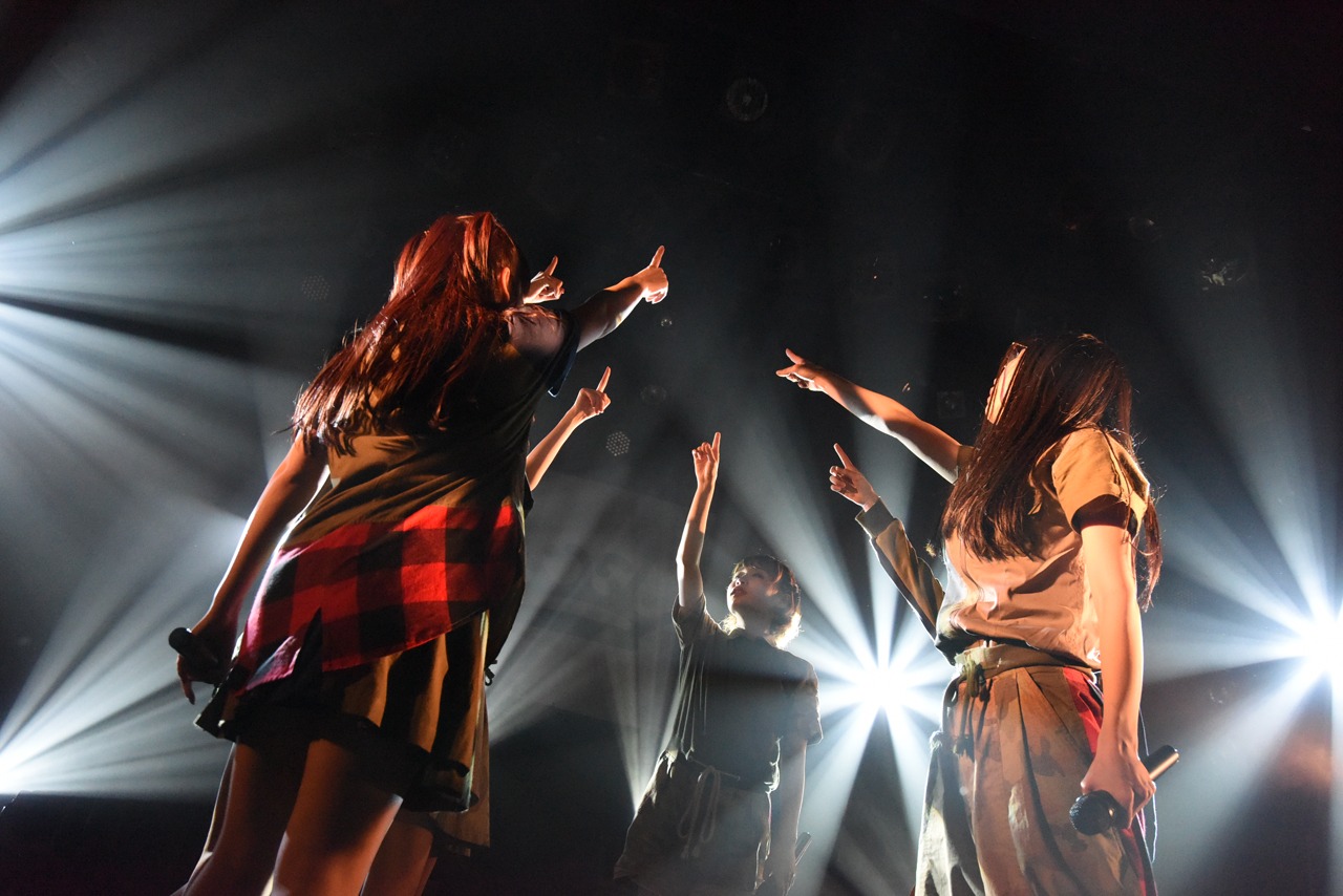 BiSH「IDOL is SHiT」東京・LIQUIDROOM公演のアンコールの様子。