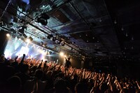 BiSH「IDOL is SHiT」東京・LIQUIDROOM公演のアンコールの様子。