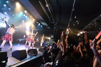 BiSH「IDOL is SHiT」東京・LIQUIDROOM公演のアンコールの様子。