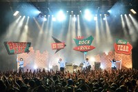 オープニングで立て札を持ってオーディエンスの前に現れたTHE BAWDIES。（Photo by AZUSA TAKADA）