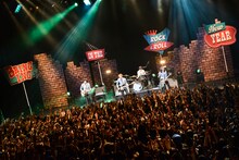 THE BAWDIES「BRINGING IN THE ROCK & ROLL NEW YEAR」EX THEATER ROPPONGI公演の様子。（Photo by AZUSA TAKADA）