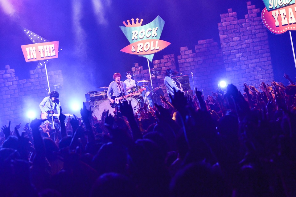 THE BAWDIES「BRINGING IN THE ROCK & ROLL NEW YEAR」EX THEATER ROPPONGI公演の様子。（Photo by AZUSA TAKADA）