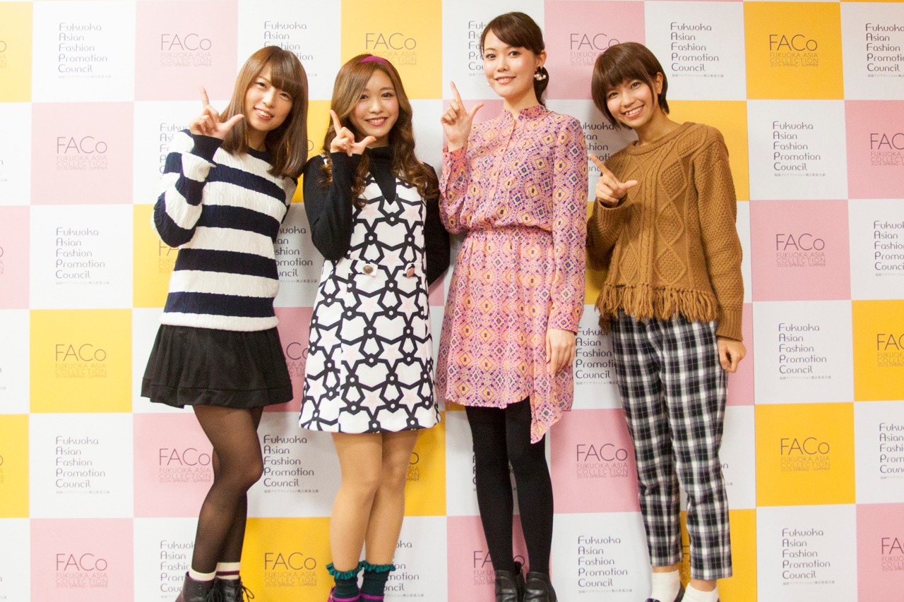 「福岡アジアコレクション2016 SPRING-SUMMER」記者会見での記念撮影の様子。左から桃咲まゆ、舞川あや、渡辺アリサ（「FACo」出演モデル）、天野なつ。（写真提供：ジョブ・ネット）