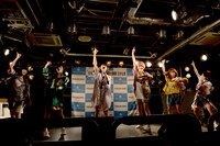 「I.D.O.L.R.A.P」を披露するlyrical school。