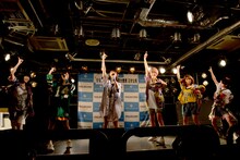 「I.D.O.L.R.A.P」を披露するlyrical school。