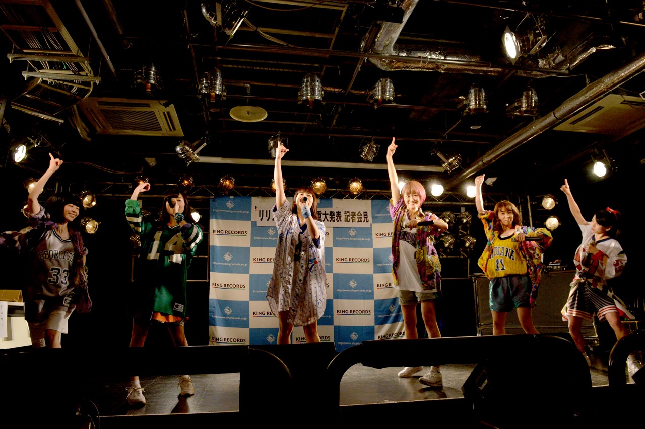 「I.D.O.L.R.A.P」を披露するlyrical school。