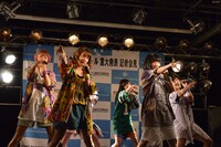 「I.D.O.L.R.A.P」を披露するlyrical school。