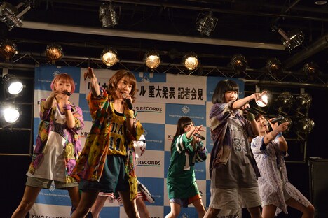 「I.D.O.L.R.A.P」を披露するlyrical school。