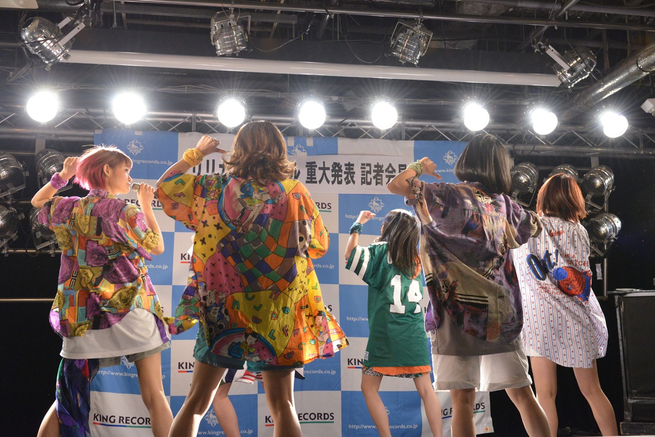 「I.D.O.L.R.A.P」を披露するlyrical school。