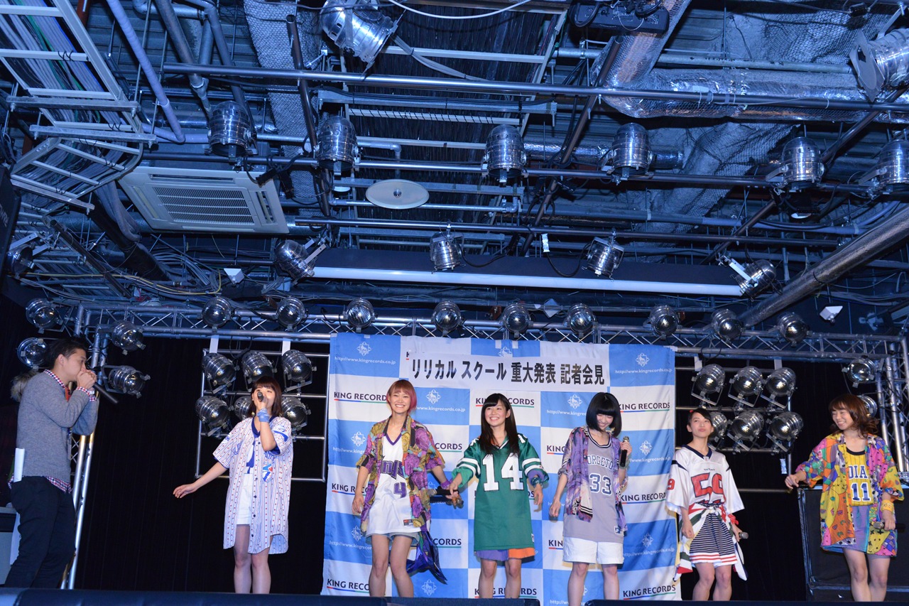 無茶振りに応えてメジャーデビューが決まった今の心境をラップするlyrical school。