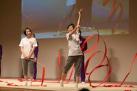 華麗にリボンを回す白井沙樹とそれを見守る倉島颯良。