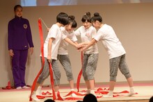 円陣を組む倉島颯良、麻生真彩、岡崎百々子、白井沙樹。