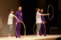 フープを回す山出愛子と磯野莉音。