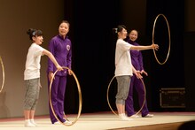 フープを回す山出愛子と磯野莉音。