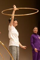 フープを回す日高麻鈴。