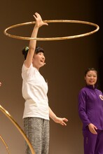 フープを回す日高麻鈴。