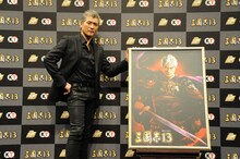 吉川晃司と、彼を武将化した「三國志13」オリジナルキャラクターのパネル。