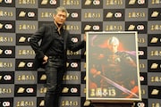 吉川晃司と、彼を武将化した「三國志13」オリジナルキャラクターのパネル。