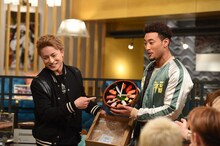 左より白濱亜嵐、関口メンディー。 (c)TBSテレビ