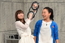 左より指原莉乃、いとうあさこ。 (c)TBSテレビ