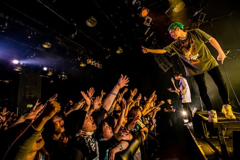 NOISEMAKERのライブの様子。（Photo by Takashi "TAKA" Konuma）