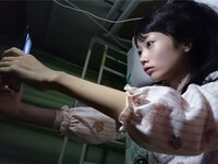 病床でファンに向けて動画メッセージを撮影する丸山夏鈴。(c)日本テレビ