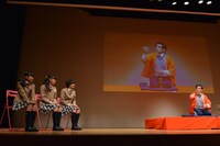 担任の森ハヤシの「反対俥」を聞く藤平華乃、岡崎百々子、倉島颯良。