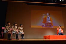 担任の森ハヤシの「反対俥」を聞く藤平華乃、岡崎百々子、倉島颯良。