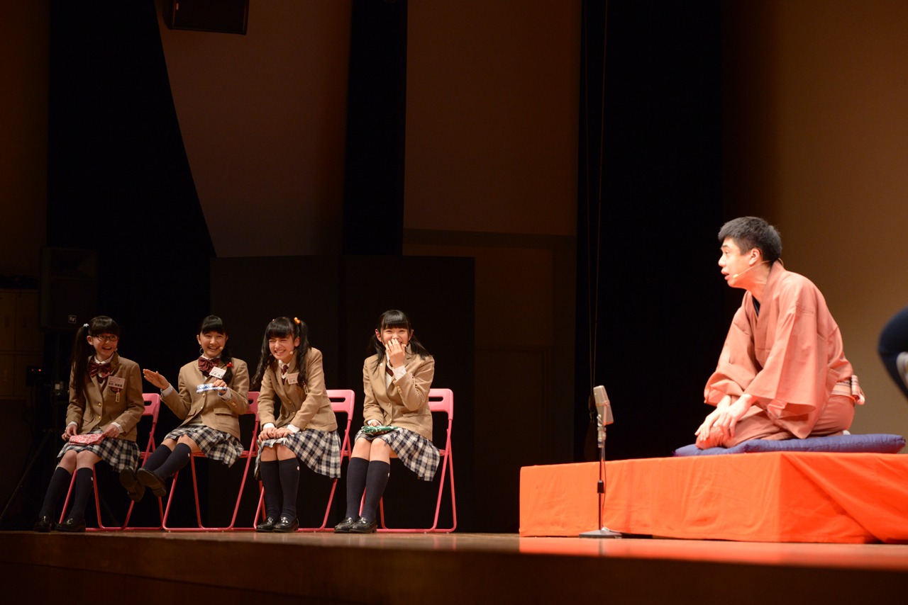 立川志ら乃の落語を聞く吉田爽葉香、日高麻鈴、山出愛子、大賀咲希。