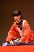 「つる」を熱演する日高麻鈴。