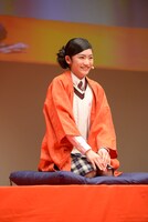 「つる」を熱演する岡田愛。