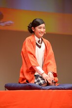 「つる」を熱演する岡田愛。