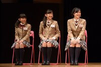 3時限目に出席した生徒たち。左から藤平華乃、岡崎百々子、倉島颯良。