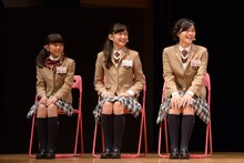 3時限目に出席した生徒たち。左から藤平華乃、岡崎百々子、倉島颯良。