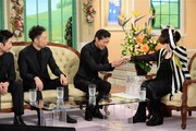 タマネギ頭から3人へのプレゼントを取り出す黒柳徹子（右）。 (c)テレビ朝日