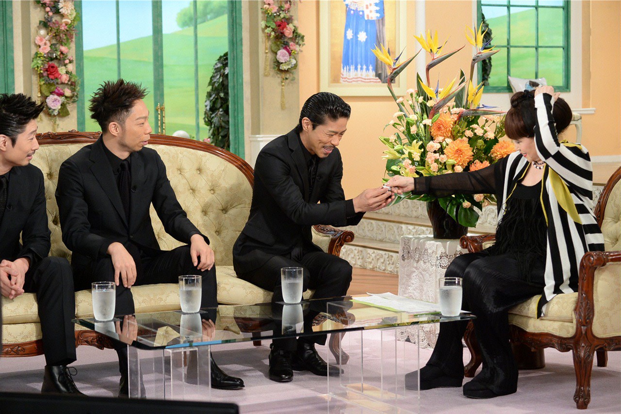 タマネギ頭から3人へのプレゼントを取り出す黒柳徹子（右）。 (c)テレビ朝日