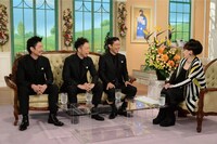 左よりMAKIDAI、USA、松本利夫、黒柳徹子。 (c)テレビ朝日