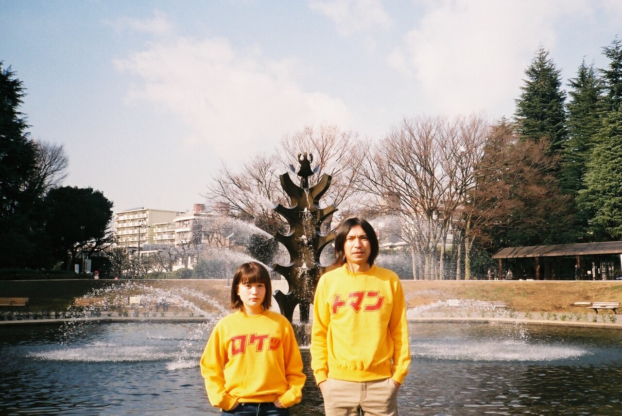 ROCKETMAN、おそろい黄色トレーナー着用し元ふぇのたすMICOとコラボ