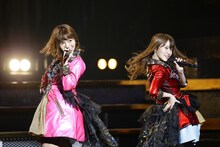 左から高城亜樹、永尾まりや。(c)AKS