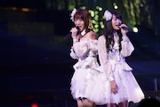 左から高城亜樹、北原里英。(c)AKS