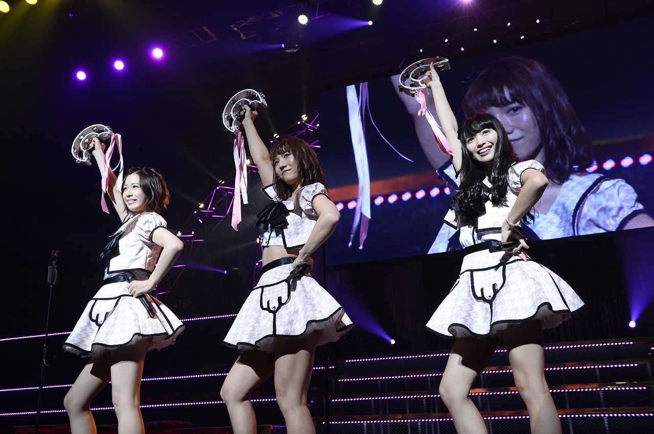 左から大家志津香、高城亜樹、北原里英。(c)AKS