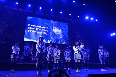 ファンへの手紙を読み上げる永尾まりや。(c)AKS