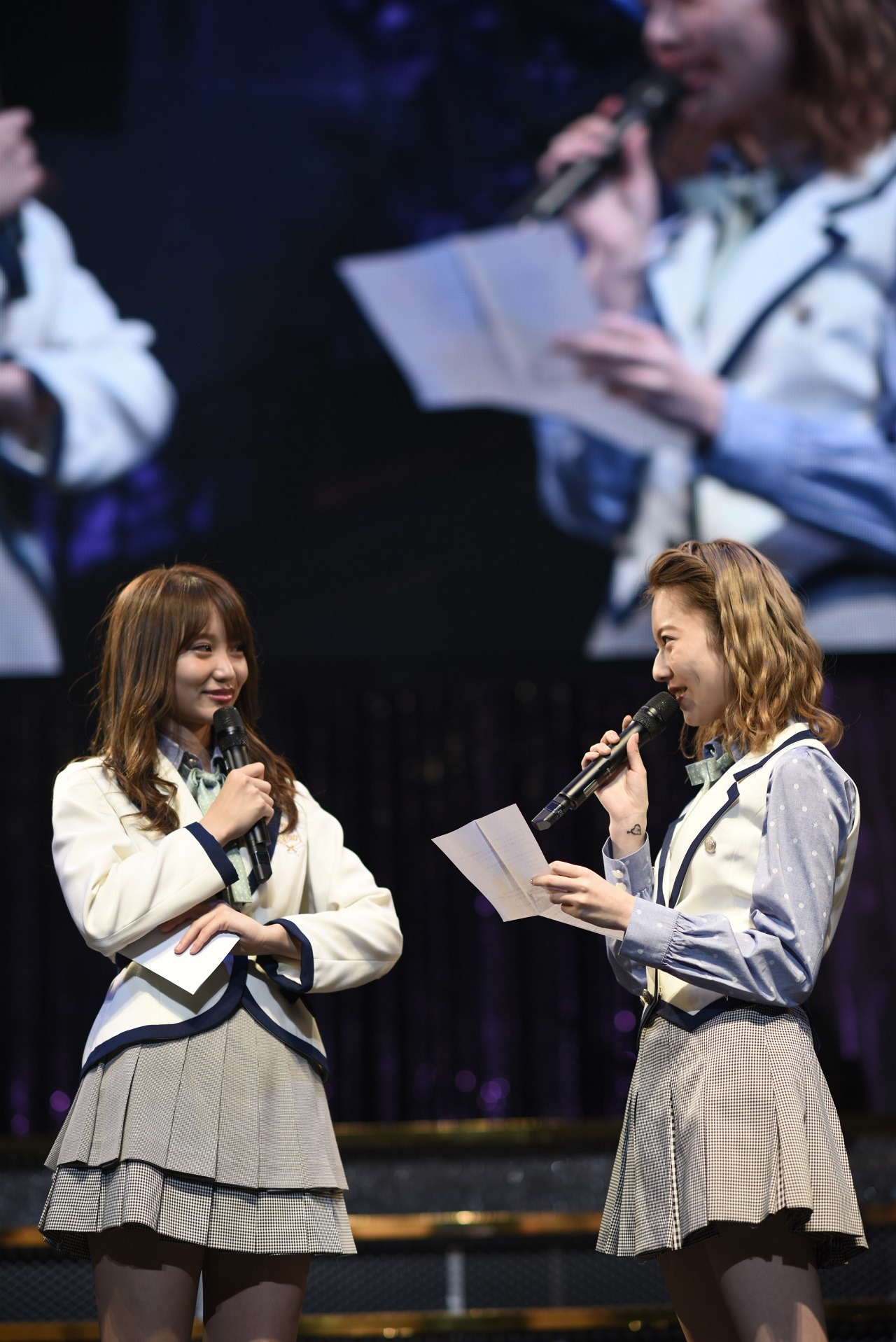 永尾まりやへの手紙を読み上げる島崎遥香。(c)AKS