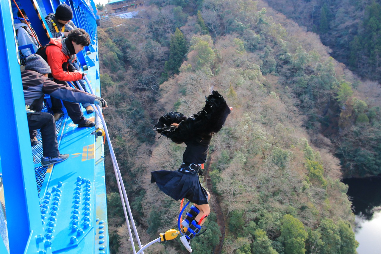 勇気をもってバンジーを飛ぶ柳沢あやの。（写真提供：AqbiRec）