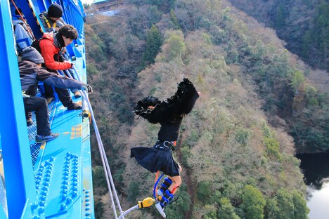 勇気をもってバンジーを飛ぶ柳沢あやの。(写真提供:AqbiRec)