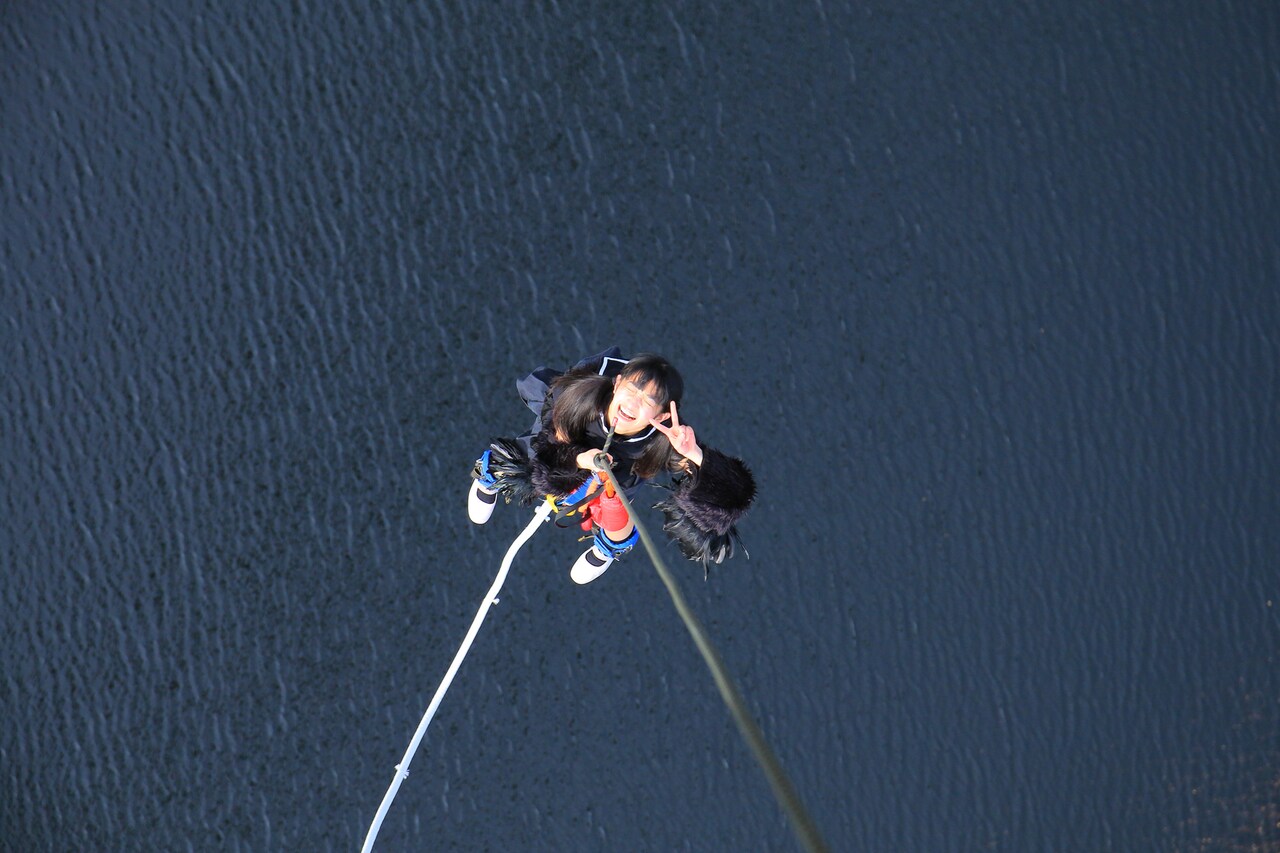 バンジーを成功させ笑顔を見せる柳沢あやの。（写真提供：AqbiRec）