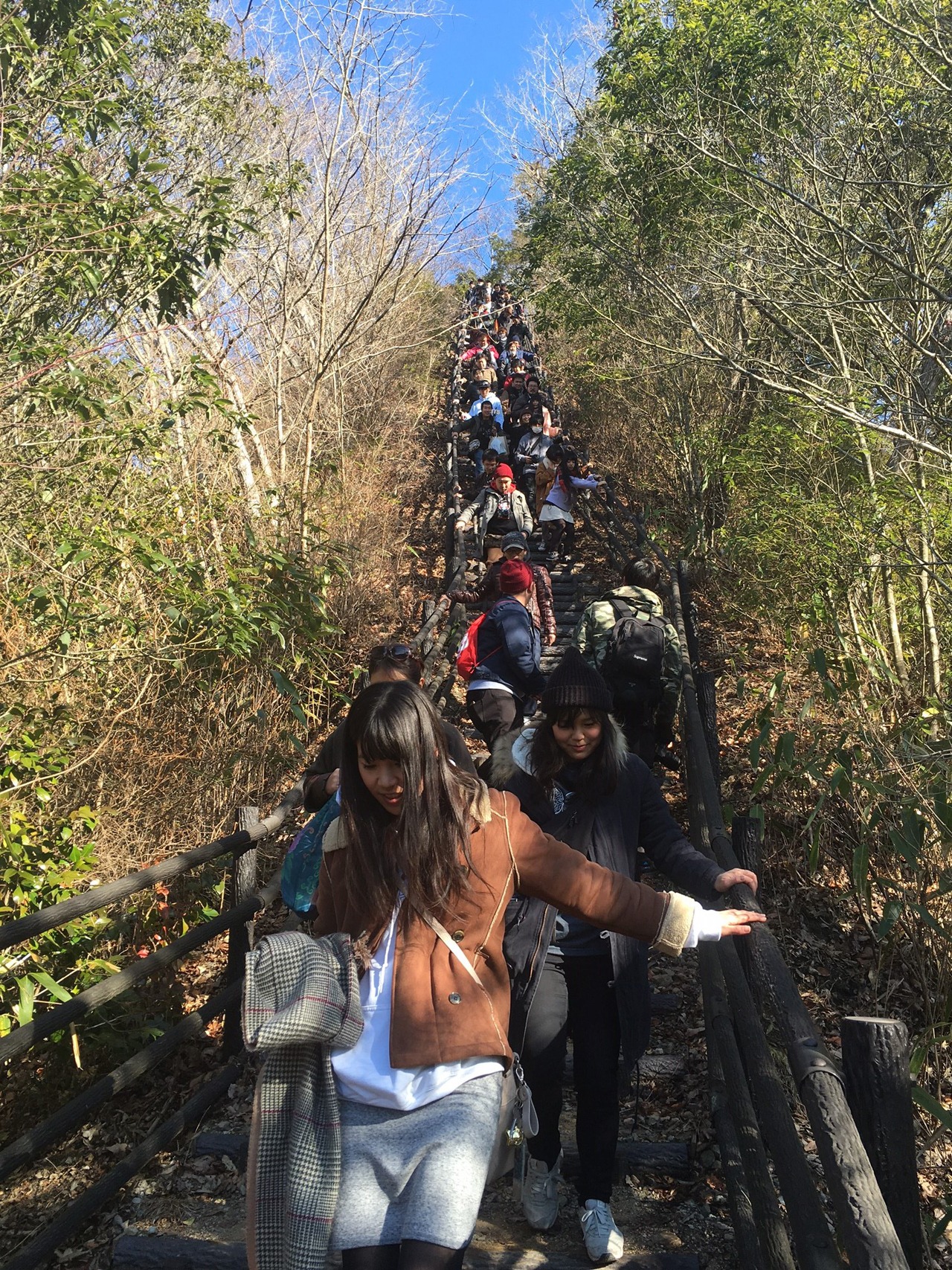 山道を登るイベント参加者の様子。（写真提供：AqbiRec）